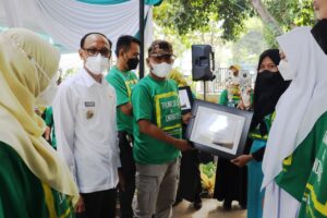 Wakil Walikota Metro Berikan Riward ke Pemenang Gelar Teknologi dan Inovasi Terapan Kota Metro Tahun 2022