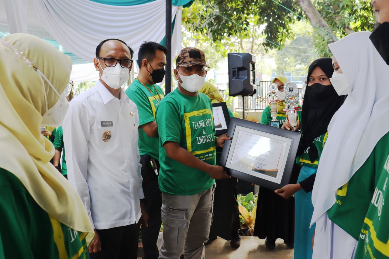 Wakil Walikota Metro Berikan Riward ke Pemenang Gelar Teknologi dan Inovasi Terapan Kota Metro Tahun 2022