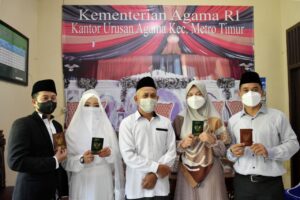 Dua Pasang Pengantin, Gunakan Fasilitas Nikah di KUA Metro Timur