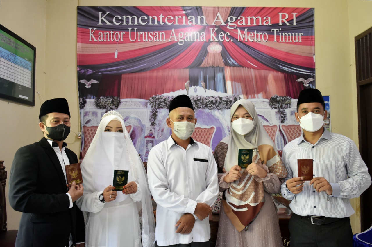Dua Pasang Pengantin, Gunakan Fasilitas Nikah di KUA Metro Timur