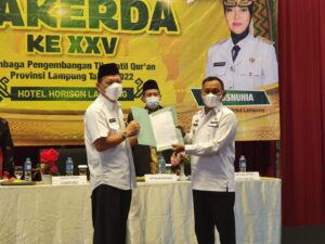 Qomaru Zaman Serahkan Laporan Saat RAKERDA LPTQ Ke XXV Provinsi Lampung