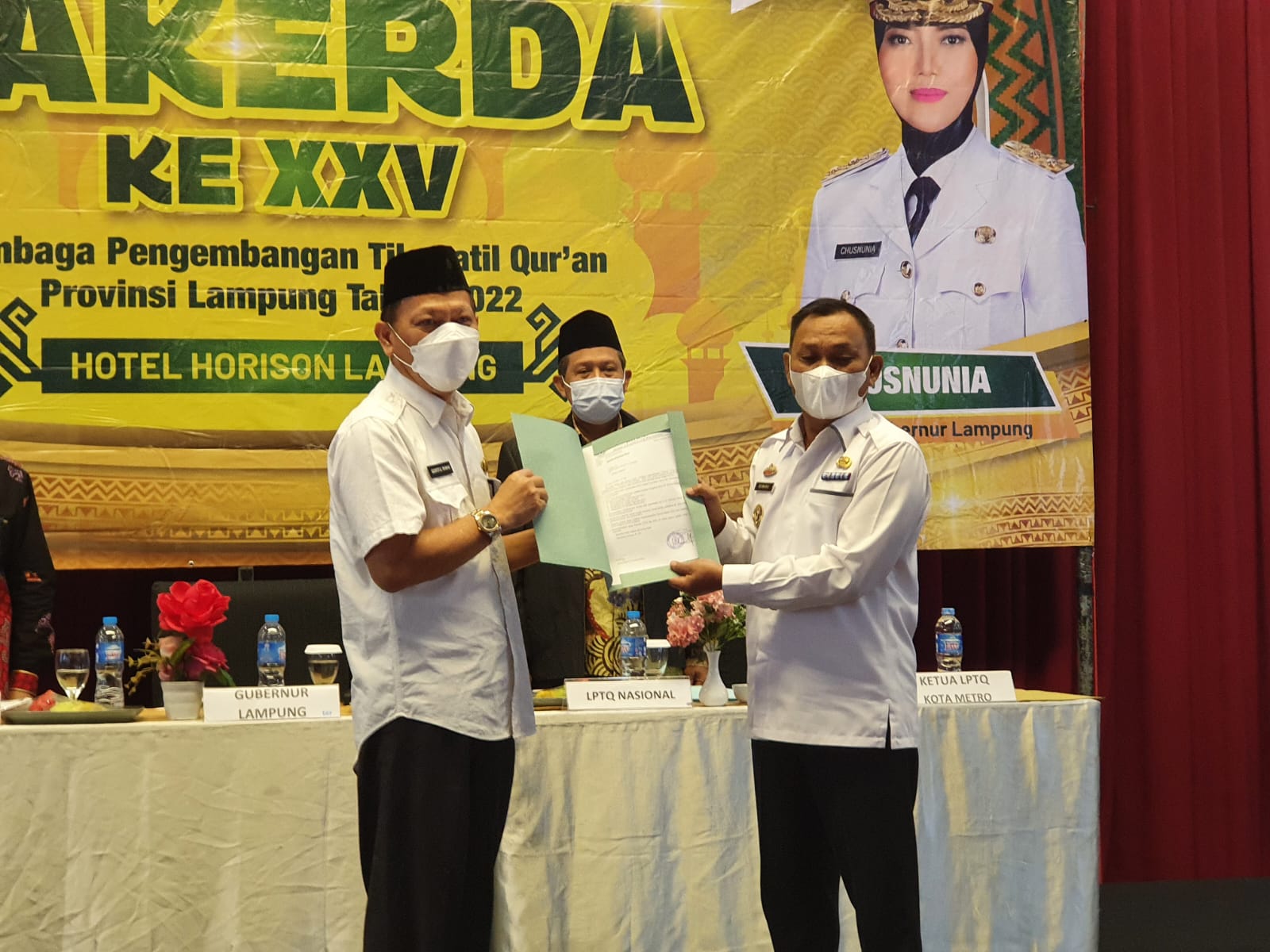 Qomaru Zaman Serahkan Laporan Saat RAKERDA LPTQ Ke XXV Provinsi Lampung