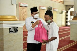 Usai Solat Zuhur Berjamaah, Wahdi Berikan 100 Paket Sembako untuk Masyarakat Kota Metro