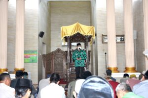 Walikota Metro Menjadi Khatib Pada Salat Jumat di Masjid Taqwa Metro