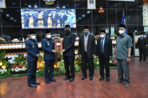 Walikota dan Wakil Walikota Metro Hadiri Rapat Paripurna Penyampaian SK DPRD Kota Metro Tentang Rekomendasi atas LKPJ Walikota Metro TA 2021