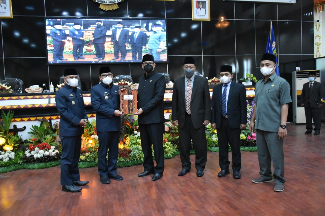 Walikota dan Wakil Walikota Metro Hadiri Rapat Paripurna Penyampaian SK DPRD Kota Metro Tentang Rekomendasi atas LKPJ Walikota Metro TA 2021