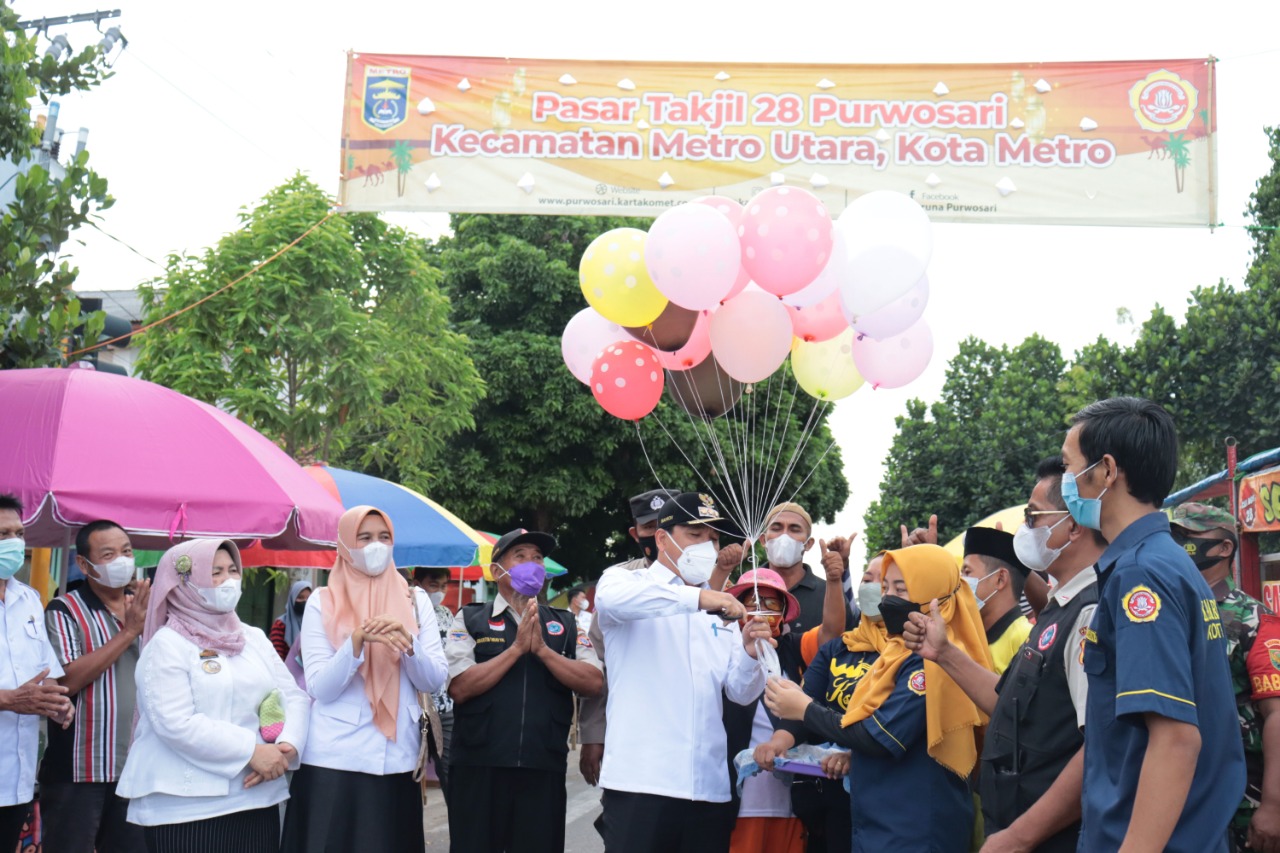 Wahdi Resmikan Pasar Takjil Komplek 28