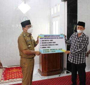 Safari Ramadhan, Pemkot Metro Serahkan Bantuan di Mushola Al Aqsha 24 Tejosari