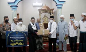 Kunjungan Safari Ramadhan, Qomaru Zaman Serahkan Bantuan Untuk Masjid Nurul Amin
