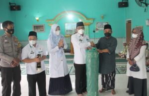 Kunjungan Safari Ramadhan, Wahdi Serahkan Bantuan Untuk Masjid Nurul Huda