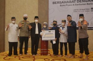 Walikota Metro Hadiri Pemberian Santunan 1001 Yatim dan Dhuafa