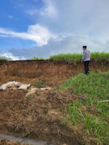 Antisipasi Meluasnya Tanggul Jebol, Pemkot Metro dan Jajaran Lakukan Penimbunan