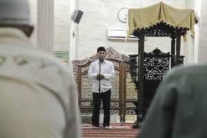 Qomaru Isi Kajian Kuliah Subuh Usai Melaksanakan Sholat