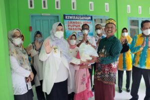 Ketua LKKS dan Dinas Sosial Metro, Sambangi dan Beri Bantuan Anak SLB