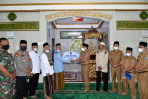 Kunjungan Safari Ramadhan di Masjid Al-Awwal, Walikota Metro Serahkan Bantuan Keramik