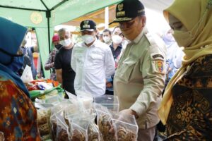 Gubernur Lampung Membuka Kegiatan Pasar Murah Bersubsidi di Kota Metro