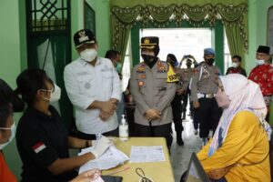 Walikota dan Wakil Walikota Bersama Kapolres Metro Tinjau Pelaksanaan Vaksinasi
