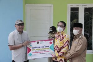 Walikota Metro Serahkan Kunci Bedah Rumah Bantuan Dari PT. Adjie Bangun Properti