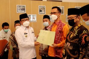 Walikota Bersama Kepala BPN Kota Metro, Serahkan 6 Sertifikat Tanah Wakaf
