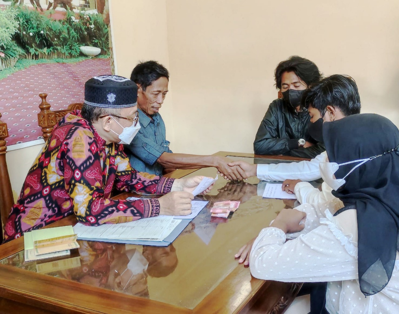 Pasangan Pengantin Menikah Di KUA Metro Pusat