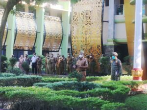 Bangkit Pimpin Apel Mingguan di Pemerintah Kota Metro