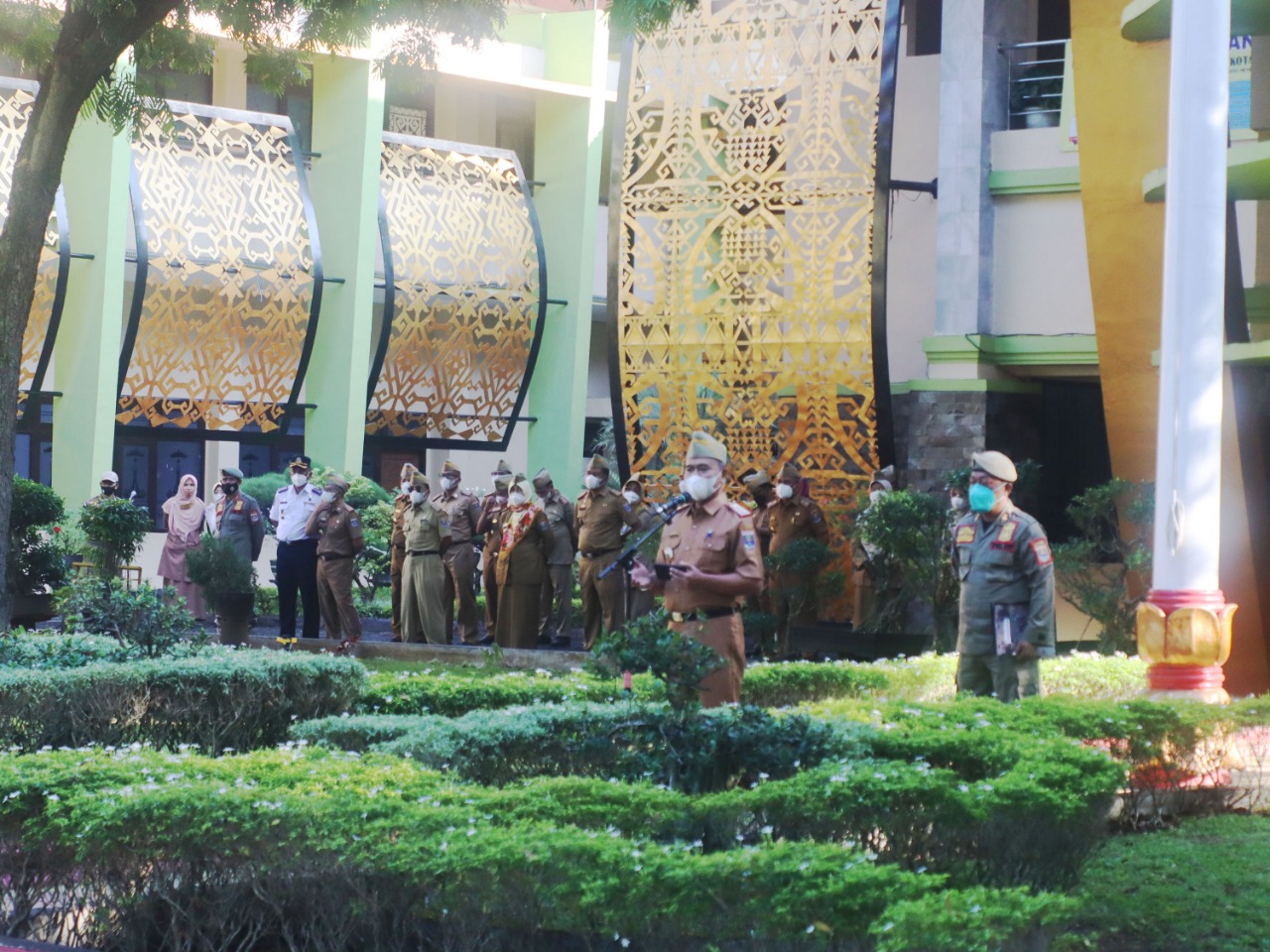 Bangkit Pimpin Apel Mingguan di Pemerintah Kota Metro