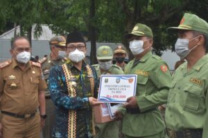 Wahdi Berikan Seragam dan Insentif Linmas