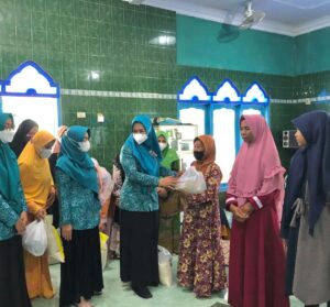 Ketua TP PKK Kota Metro Menghadiri Pemberian Santunan kepada Majelis Taklim