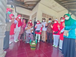 Ketua TP PKK Kota Metro Beserta Tim Lakukan Kegiatan Bakti Sosial