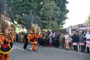Qomaru Zaman Melepas Rombongan Peserta Pawai Budaya