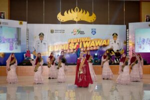 Festival Bumi Sai Wawai, Asih Kusminah Qomaru Membuka Kegiatan Penampilan Bintang Vokalis Dan Qasidah Lasqi