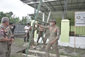 Sebar Ajaran Sesat, Bangkit Turunkan Plang Ormas  Khilafatul Muslim