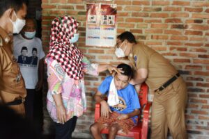 Walikota Metro Kunjungi Salah Satu Warga Lumpuh di Ganjar Asri