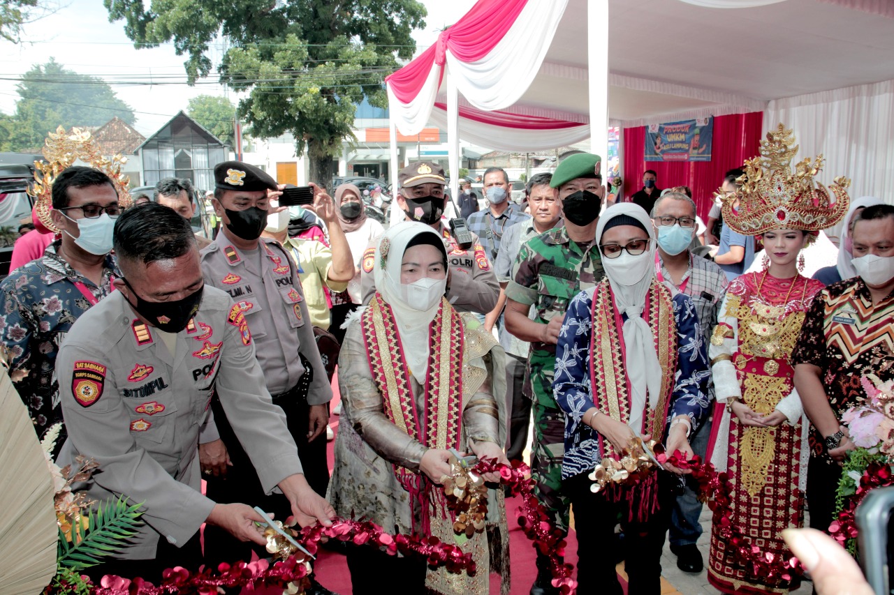 Kadis Koperasi, UMK, UM dan Perindustrian Kota Metro Hadiri Peresmian Alfamidi Super Metro
