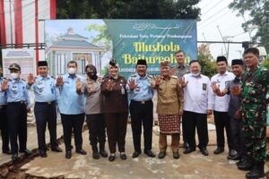 Wakil Walikota Qomaru Meletakkan Batu Pertama Pembangunan Mushola di Lapas  Kelas ll A Kota Metro