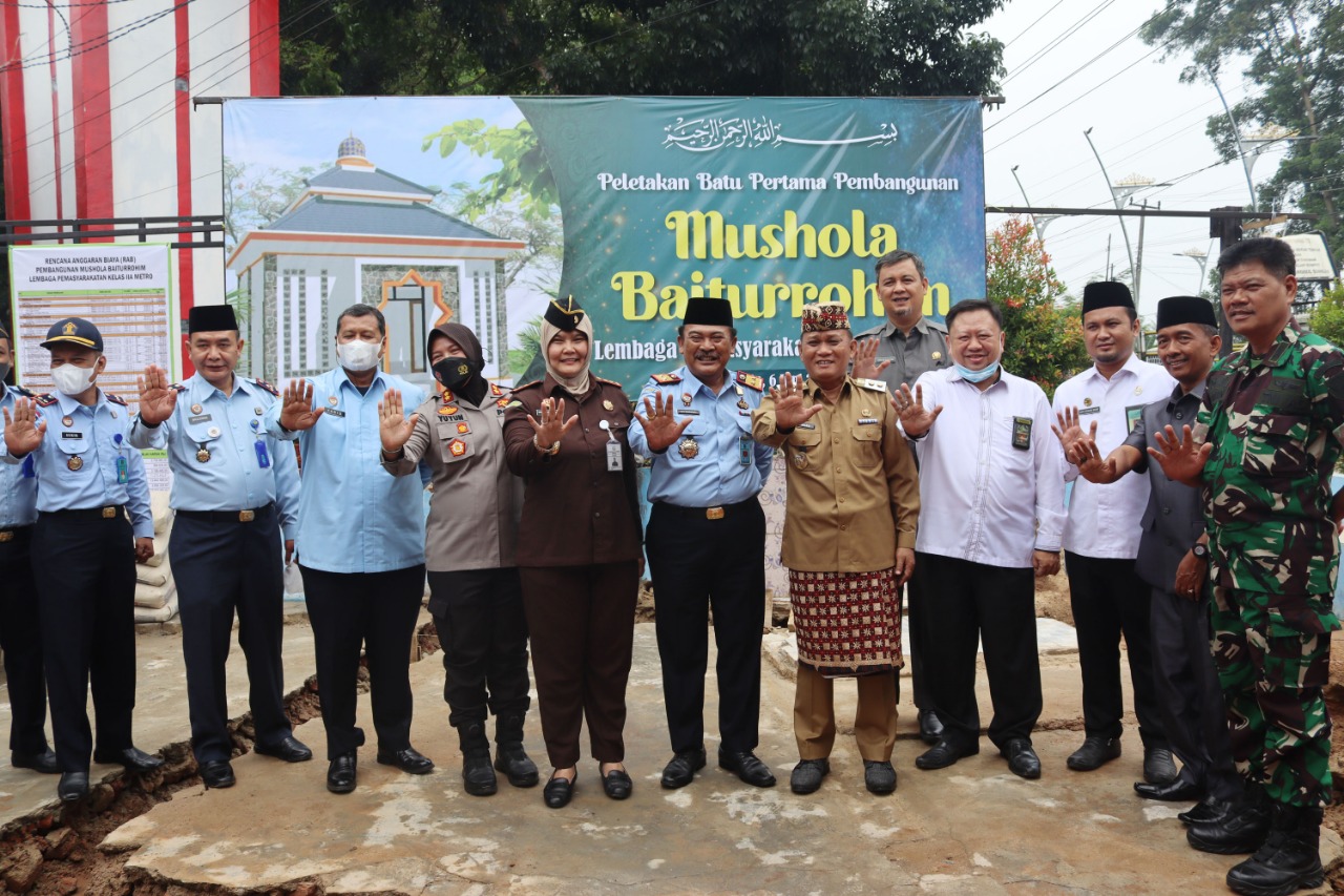 Wakil Walikota Qomaru Meletakkan Batu Pertama Pembangunan Mushola di Lapas  Kelas ll A Kota Metro