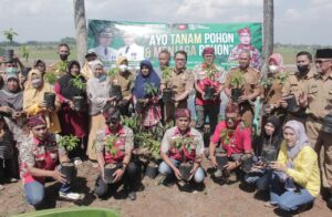 Walikota Metro Hadiri Acara Ayo Tanam Pohon dan Menjaga Pohon Yang Diselenggarakan Oleh GML Indonesia Kota Metro