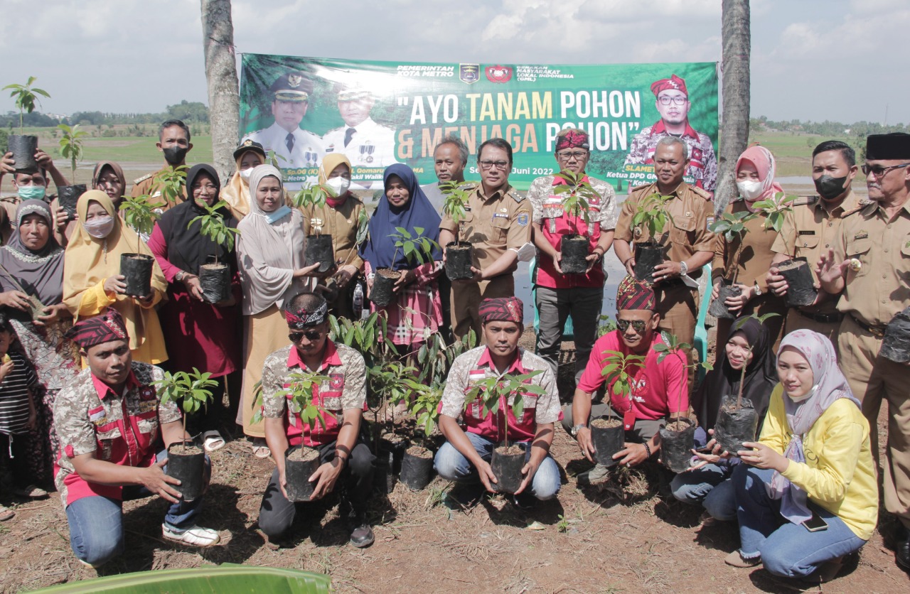 Walikota Metro Hadiri Acara Ayo Tanam Pohon dan Menjaga Pohon Yang Diselenggarakan Oleh GML Indonesia Kota Metro
