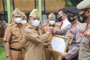 Qomaru Zaman Pimpin Apel Mingguan, Sekaligus Senyerahkan Piagam