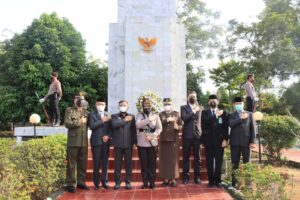 Peringati HUT Bhayangkara Ke-76, Wakil Walikota Metro Ziarah dan Tabur Bunga Di TMP Kemala Nusantara