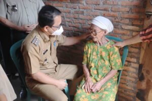 Wahdi dan Jajaran Serahkan Bantuan Kepada Siti Suratmi