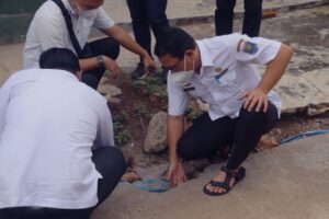 Wahdi Cek Langsung Pembangunan Jalan dan Drinase