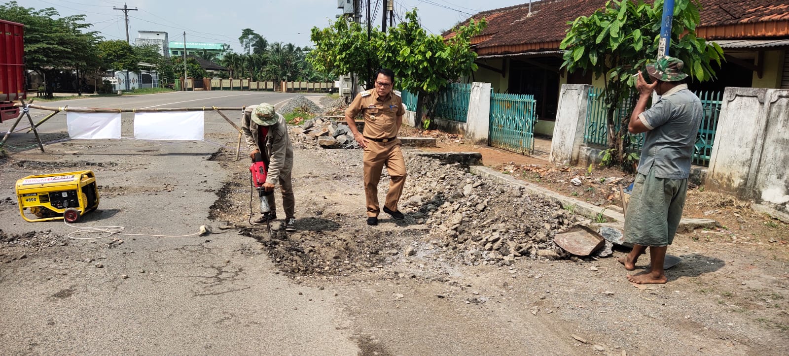 Walikota Metro Tinjau Dua Lokasi Perbaikan Jalan