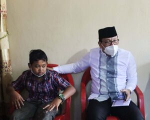 Wahdi dan Komunitas Sedekah Memberikan Bantuan Kepada Febian