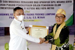 Wakil Walikota Metro Hadiri Penyerahan Piagam ASN