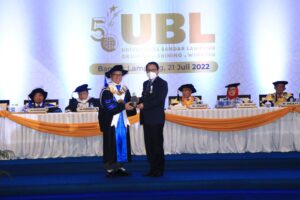 Walikota Metro Wahdi Terima Penghargaan UBL Award Bidang Penggerak Kesehatan Keluarga