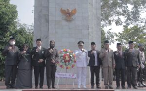 Peringatan HUT RI Ke-77, Wakil Walikota Metro Tabur Bunga di TMP Kota Metro