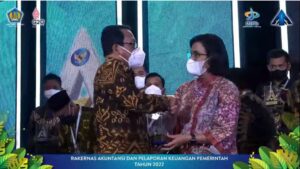 Walikota Metro Terima Penghargaan Opini WTP Saat Rakernas Akuntansi dan Pelaporan Keuangan Pemerintah Tahun 2022