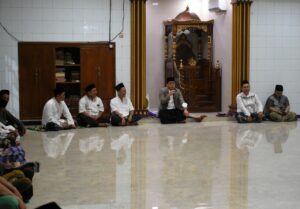 Wahdi Menjadi Imam Salat Subuh di Masjid Nurul Falah Ganjar Agung