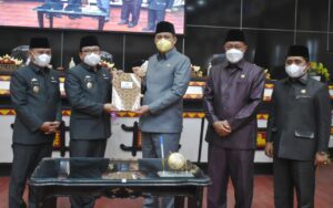 Penandatanganan MoU KUA PPAS dan Penyampaian 3 Raperda Inisiatif DPRD